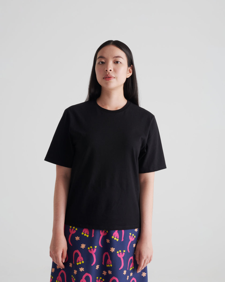 Samuji, Calla, T-shirt, classic tee, relaxed, comfy, 100 % organic cotton, black, straight, round neck, elbow length sleeves.