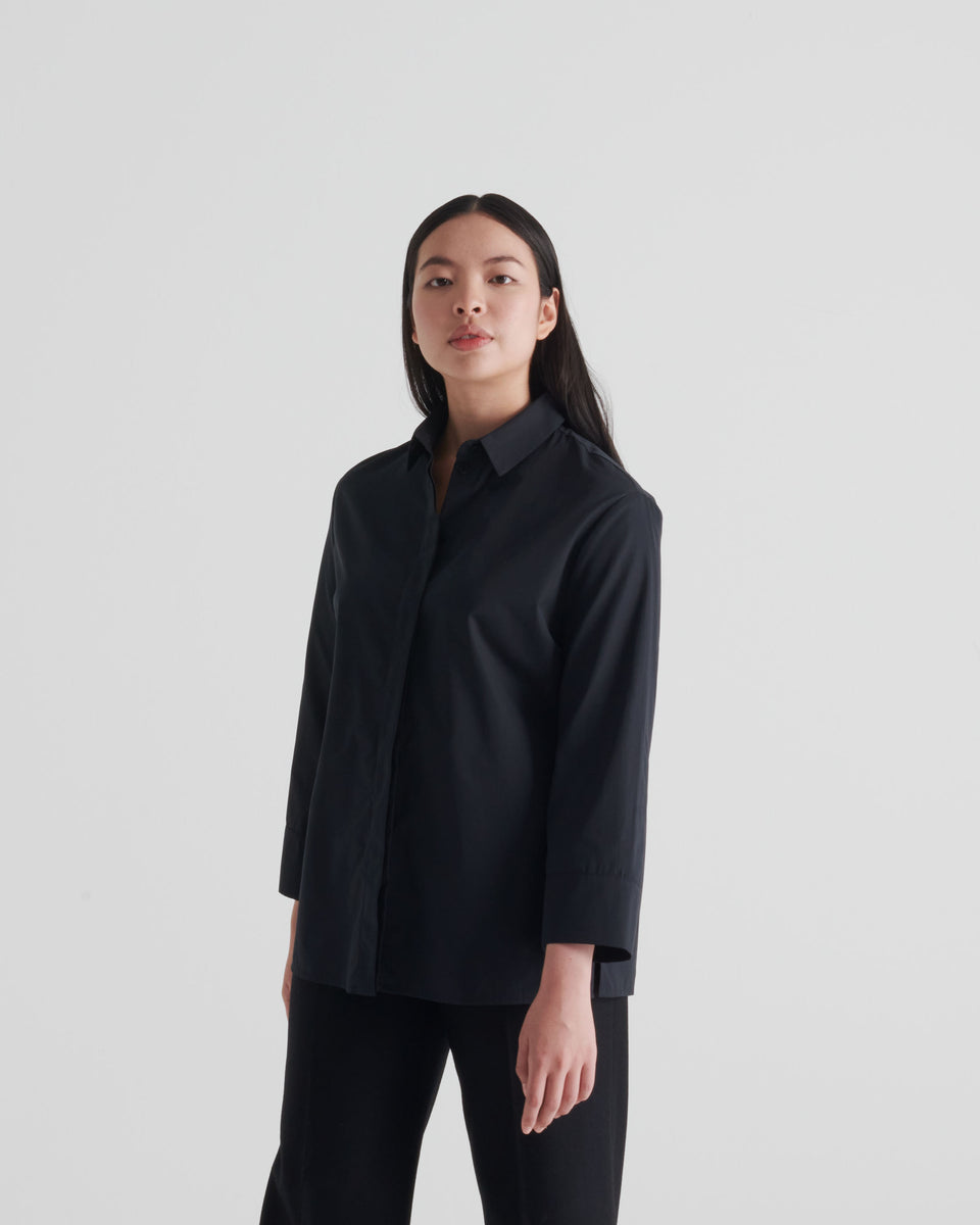 Samuji, Bibi Shirt, black, classic collar shirt, button-up shirt, poplin cotton, hidden buttons, small slit on side, made in Finland.